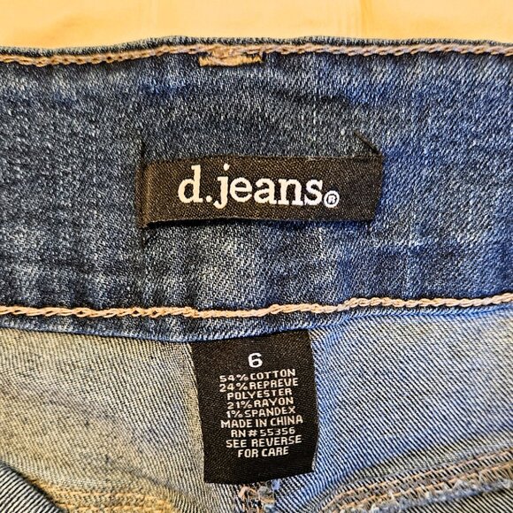 d. jeans Women's Distressed Wash Denim Jean Shorts - Size 6 - Picture 5 of 9